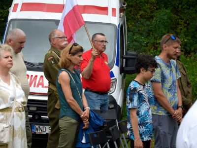 zgromadzeni goście uczestniczą w uroczystości