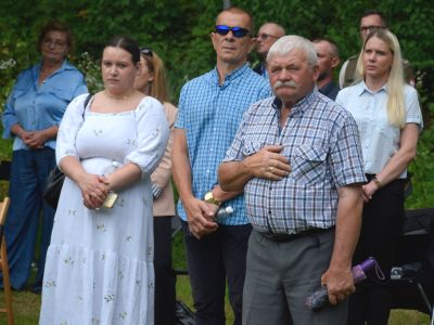 zgromadzeni goście uczestniczą w uroczystości
