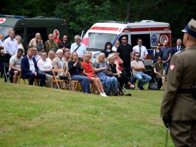 zgromadzeni goście uczestniczą w uroczystości