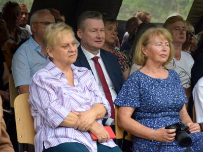 zgromadzeni goście uczestniczą w uroczystości