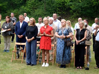 zgromadzeni goście uczestniczą w uroczystości