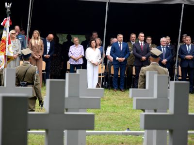 zgromadzeni goście uczestniczą w uroczystości