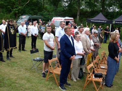 zgromadzeni goście uczestniczą w uroczystości