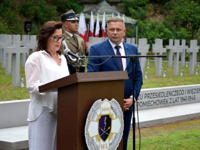 Starosta nowodworski przemawia, obok wicestarosta nowodworski