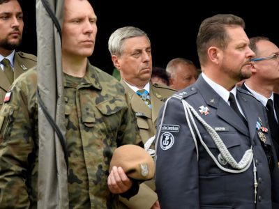 zgromadzeni wojskowi uczestniczą w uroczystości