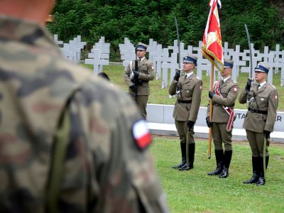widok zza pleców na wojskowych, w tle krzyże