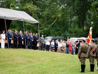 zgromadzeni goście uczestniczą w uroczystości