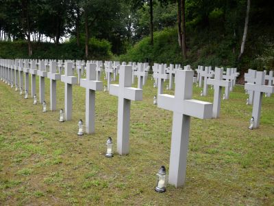 widok na krzyże, cmentarz ofiar niemieckiego obozu na Forcie III