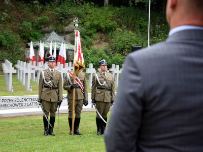widok zza pleców, wojskowi wraz ze sztandarem uczestniczą w uroczystości