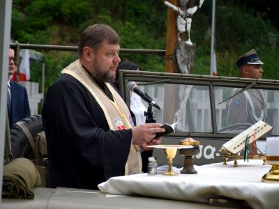 ksiądz odprawia mszę polową
