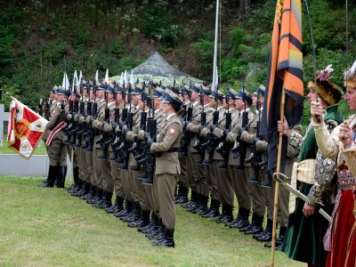 wojskowi wraz z bractwem kurkowym uczestniczą w uroczystości