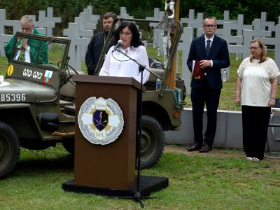 zgromadzeni goście wygłaszają przemowy