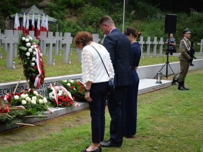 zgromadzeni goście oddają hołd poległym