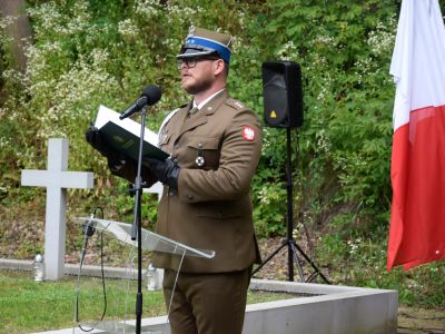 zgromadzeni goście wygłaszają przemowy