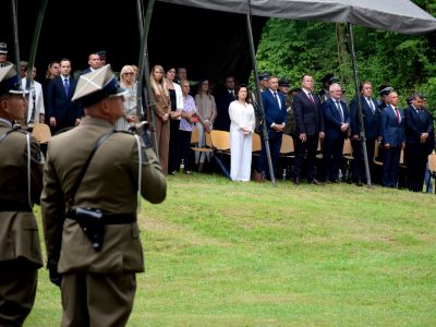 zgromadzeni goście uczestniczą w uroczystości