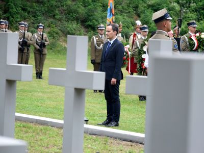 zgromadzeni goście oddają hołd poległym