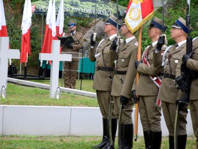 wojskowi uczestniczą w uroczystości