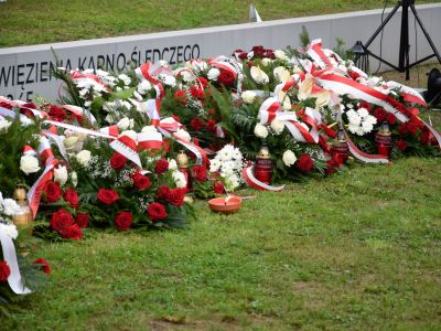 wieńce złożone na cmentarzu na forcie III