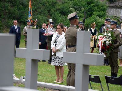 zgromadzeni goście oddają hołd poległym