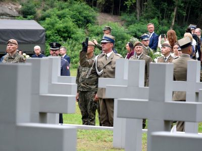 zgromadzeni goście oddają hołd poległym