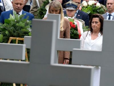zgromadzeni goście oddają hołd poległym