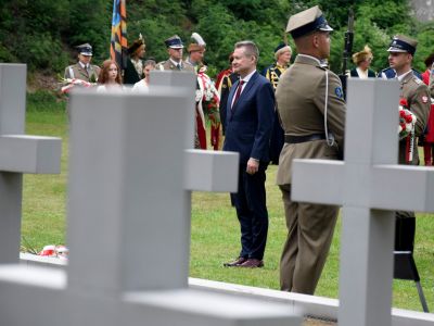 zgromadzeni goście oddają hołd poległym