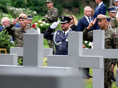 zgromadzeni goście oddają hołd poległym