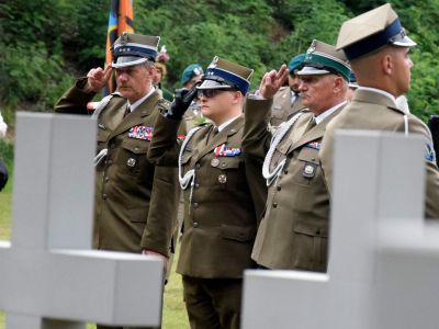 zgromadzeni goście oddają hołd poległym