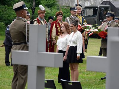 zgromadzeni goście oddają hołd poległym