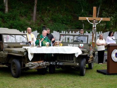 msza święta, ołtarz polowy, którego podstawą są dwa jeepy