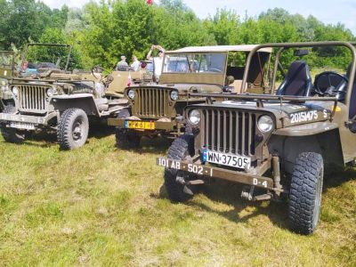 jeepy willys zaparkowane na trawie nad rzeką