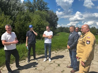 Wicestarosta Nowodworski Andrzej Pacocha wraz z przedstawicielami instytucji odpowiedzialnych za bezpieczeństwo
