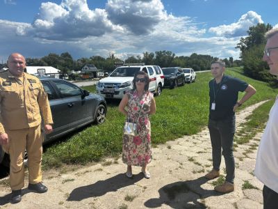 Starosta Nowodworski Magdalena Biernacka wraz z przedstawicielami instytucji odpowiedzialnych za bezpieczeństwo