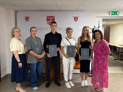 Starosta Nowodworski Magdalena Biernacka wraz z nagrodzonymi