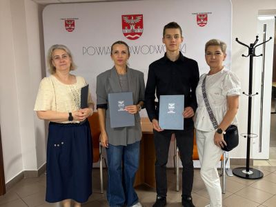 nagrodzeni uczniowie na ściance powiatu nowodworskiego