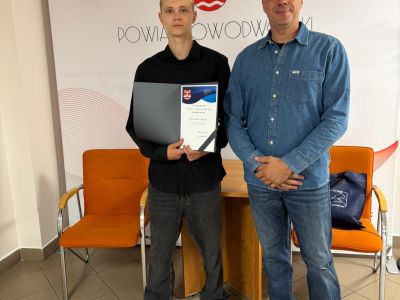 nagrodzeni uczniowie na ściance powiatu nowodworskiego