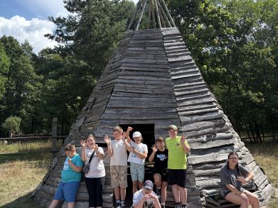dzieci stoją przy tipi