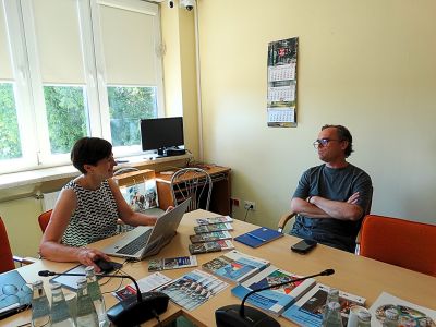 Ekspert ds. dotacji unijnych Beata Barkowska z mieszkańcem powiatu nowodworskiego podczas Mobilnego Punktu Informacyjnego o...