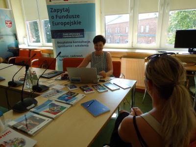 Ekspert ds. dotacji unijnych Beata Barkowska z mieszkanką powiatu nowodworskiego podczas Mobilnego Punktu Informacyjnego o...