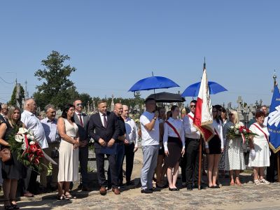 zgromadzeni uczestnicy uroczystości na cmentarzu