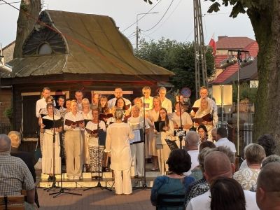 patriotyczne śpiewanie z chórem ,,Lira'' na terenie przykościelnym