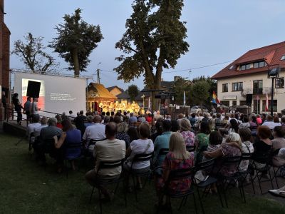 patriotyczne śpiewanie z chórem ,,Lira'' na terenie przykościelnym