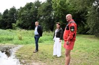 Starosta Nowodworski Magdalena Biernacka, Wicestarosta Nowodworski Andrzej Pacocha wraz z przedstawicielem Ochotniczej...