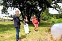 Starosta Nowodworski Magdalena Biernacka, Wicestarosta Nowodworski Andrzej Pacocha wraz z przedstawicielem Ochotniczej...