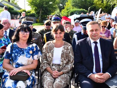 Wicestarosta Nowodworski z uczestnikami podczas uroczystości