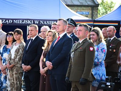 Wicestarosta Nowodworski z uczestnikami podczas uroczystości