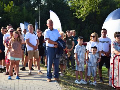 Uczestnicy wydarzenia biorą udział w uroczystościach