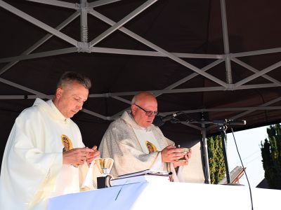 Księża odprawiają Mszę Świętą