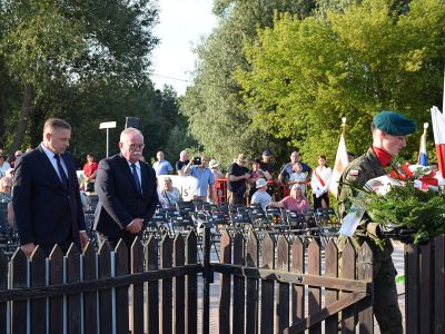 Złożenie kwiatów przez przedstawicieli samorządu