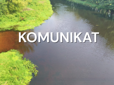 widok na rzekę Wkrę, na środku biały napis- komunikat